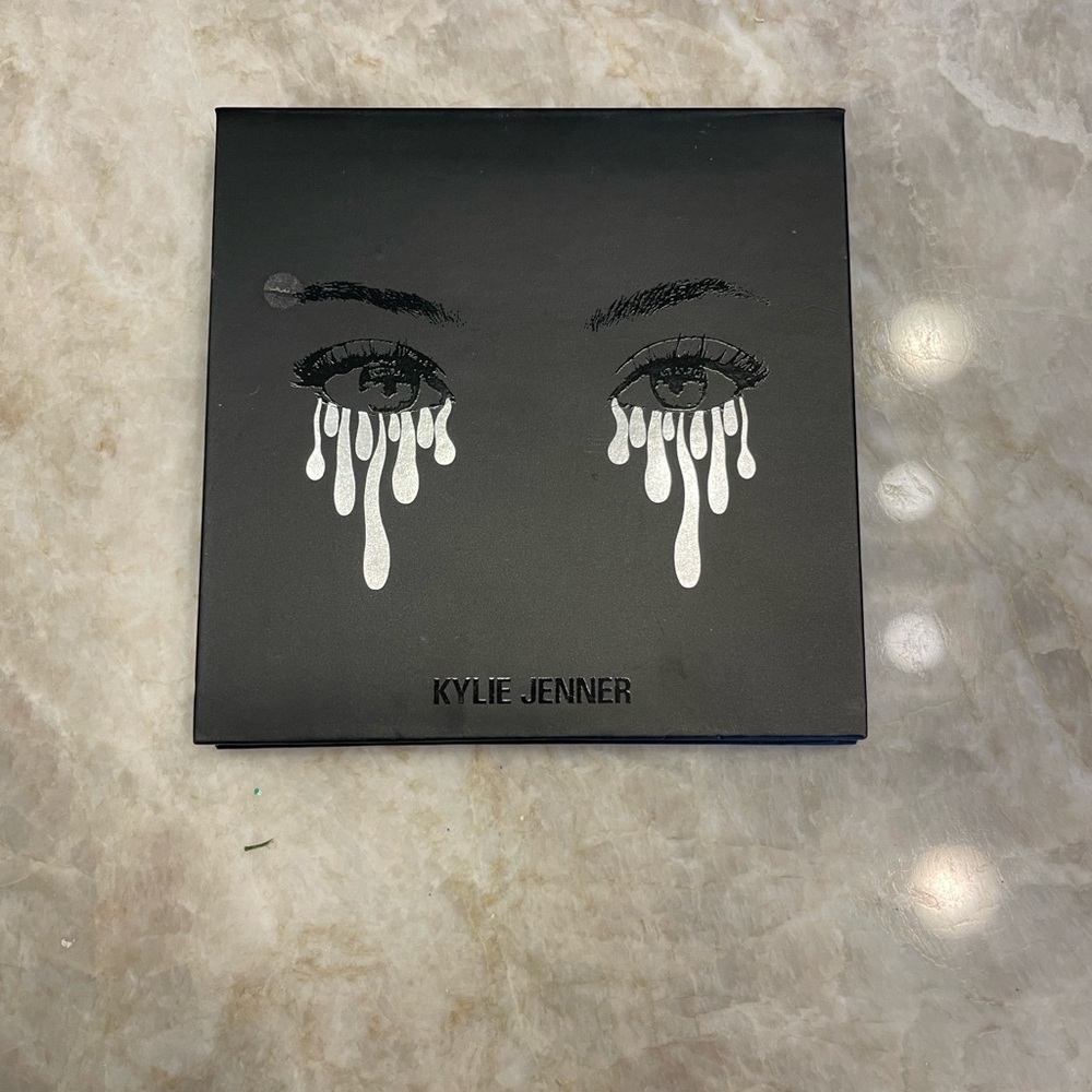 KYLIE COSMETICS EYESHADOW PALETTE!